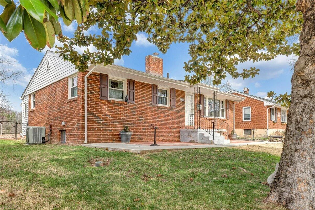 3231 Fleetwood AVE - Photo 2