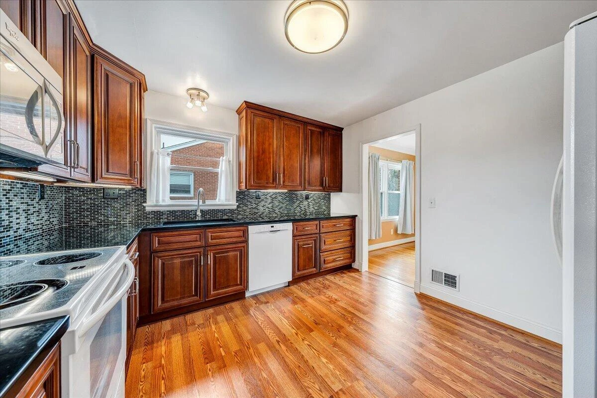 3231 Fleetwood AVE - Photo 6