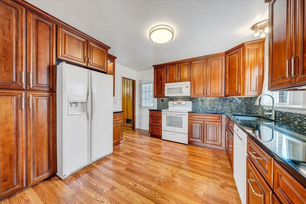 3231 Fleetwood AVE - Photo 8