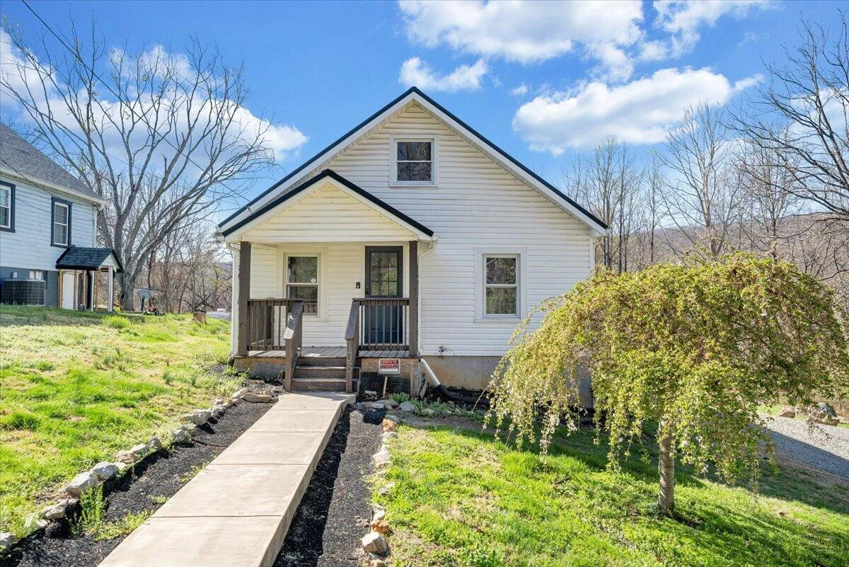 105 Mamie AVE
