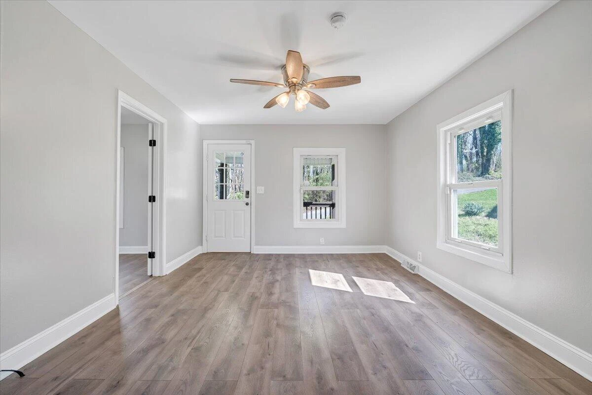 105 Mamie AVE - Photo 8