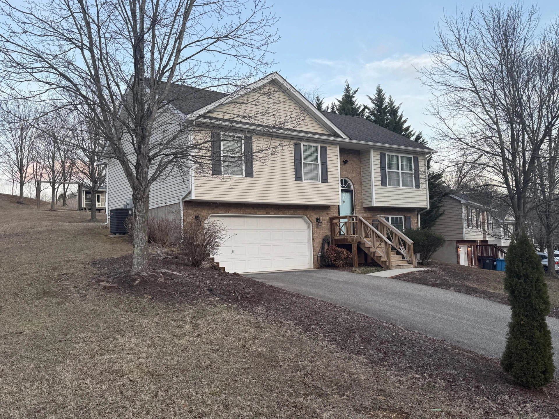 2421 Deerfield CT SE