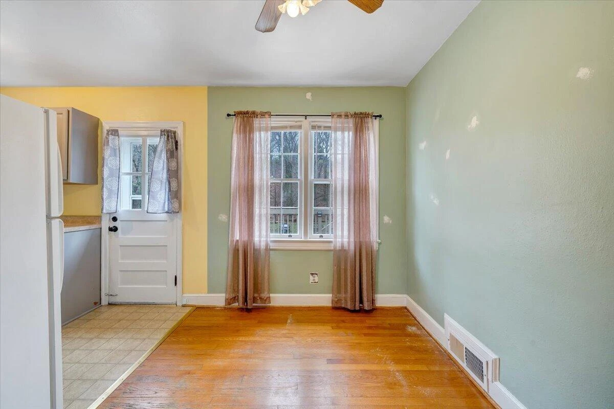 910 Brandon AVE SW - Photo 10