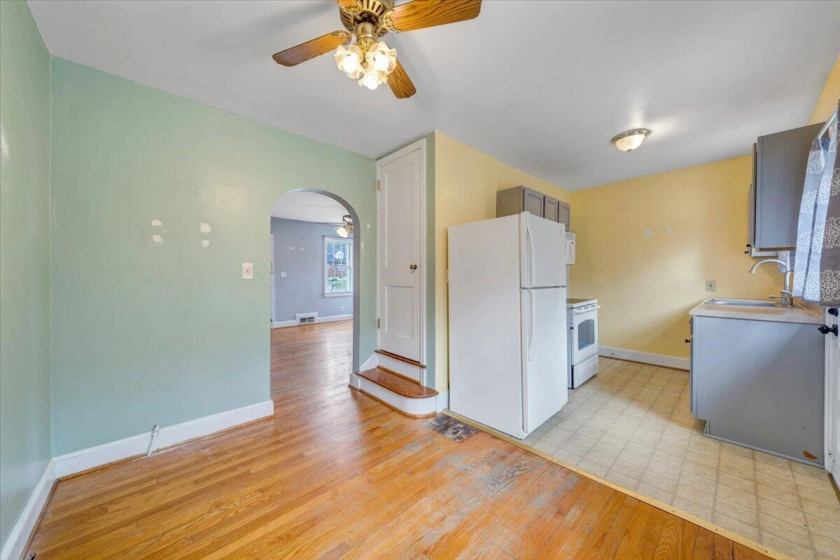 910 Brandon AVE SW - Photo 11
