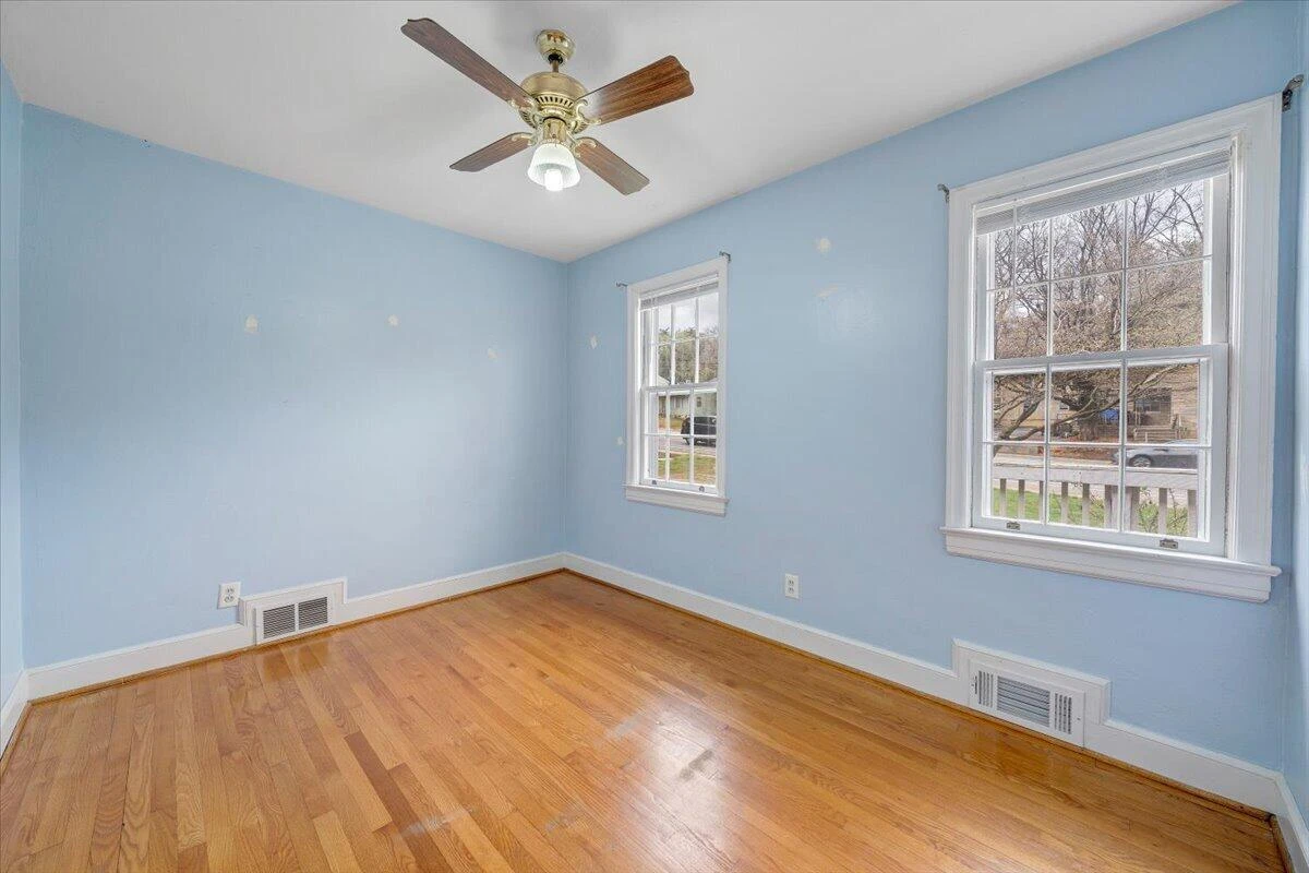 910 Brandon AVE SW - Photo 18