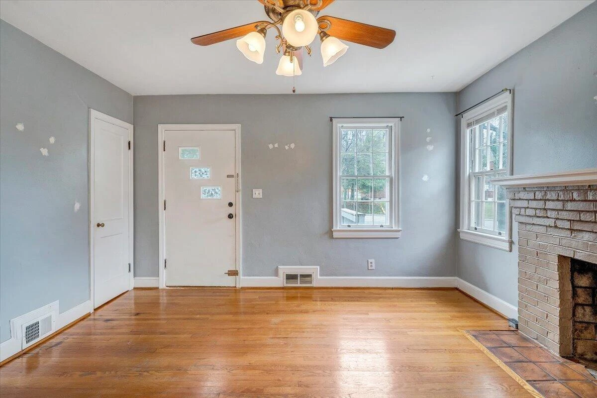 910 Brandon AVE SW - Photo 3