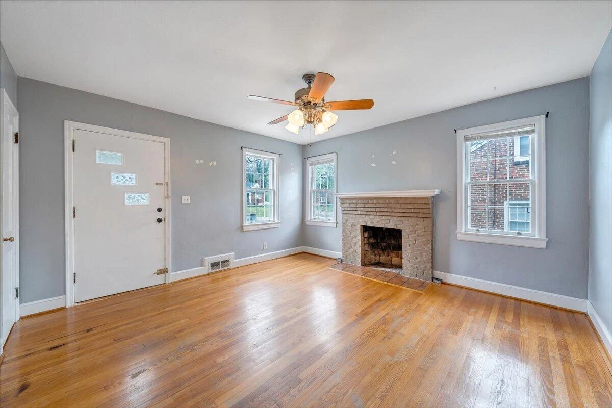 910 Brandon AVE SW - Photo 4