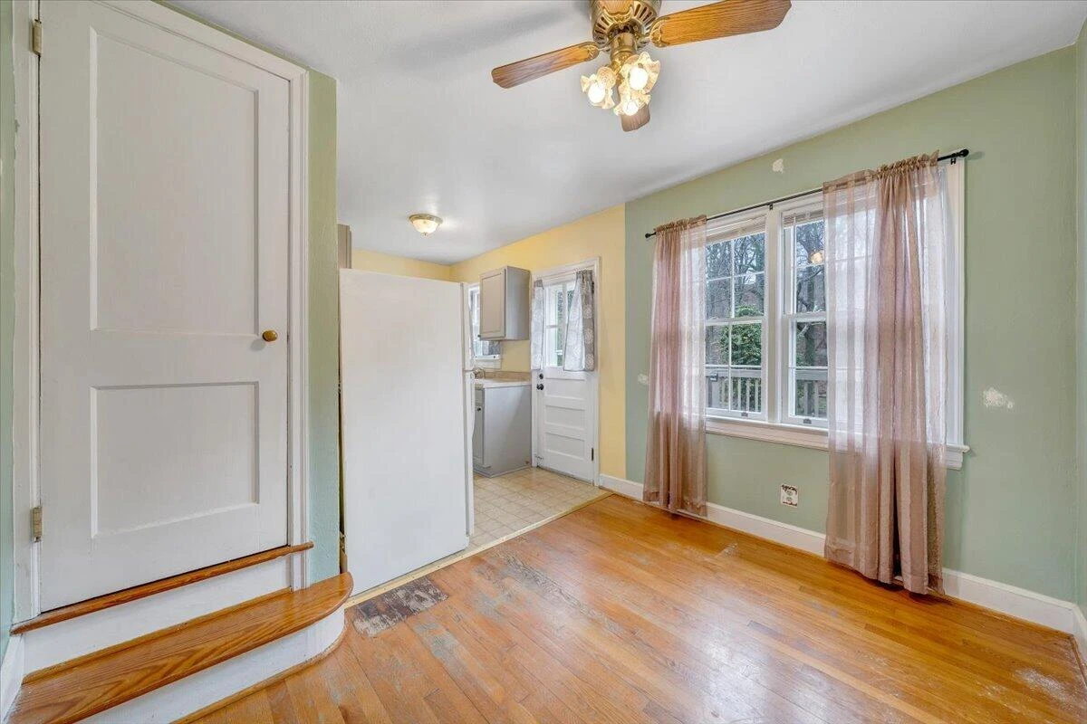 910 Brandon AVE SW - Photo 8