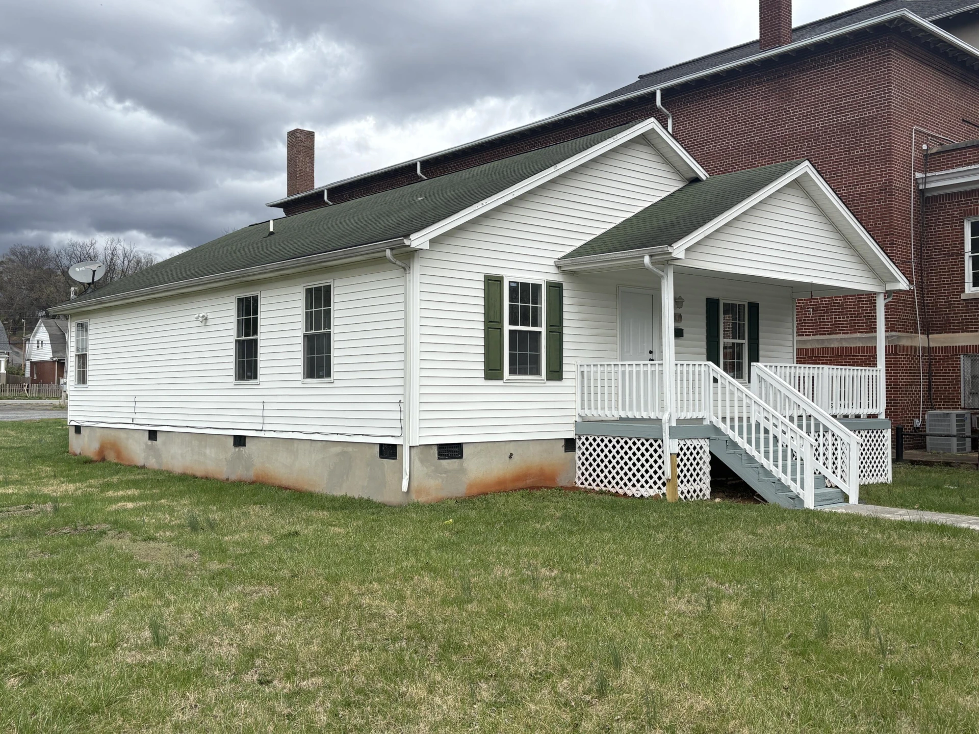 1311 Melrose AVE NW - Photo 2