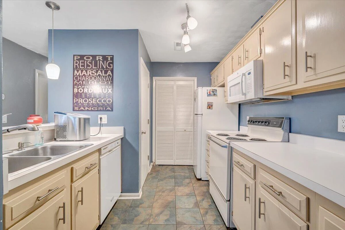 7104 Pine CT - Photo 8