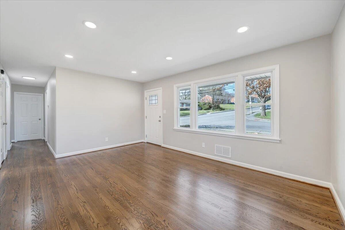 4301 Holmes ST NE - Photo 8