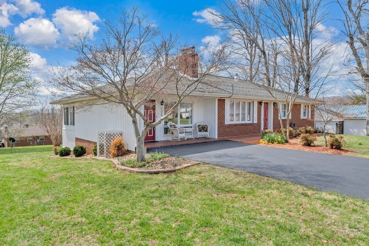 405 Hilltop DR - Photo 2