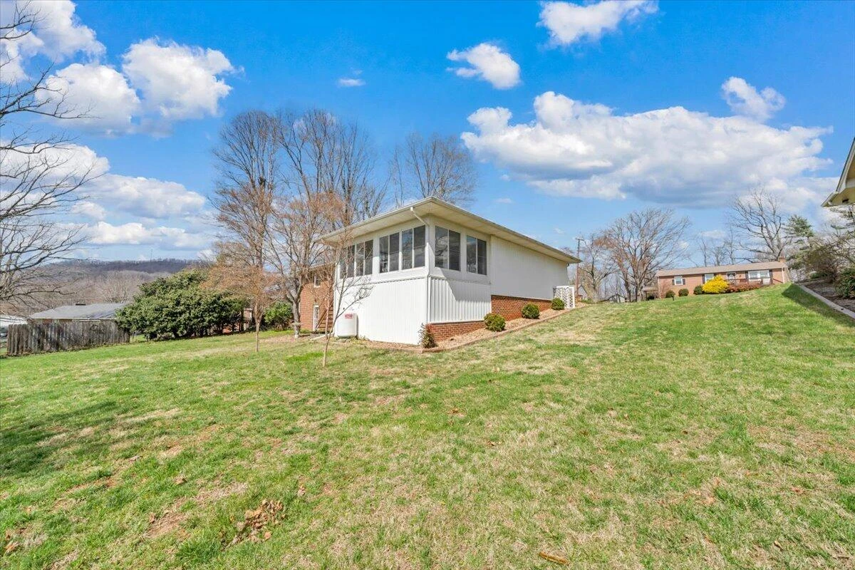 405 Hilltop DR - Photo 44