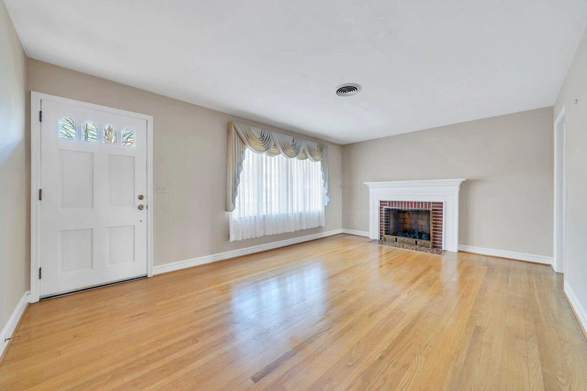 405 Hilltop DR - Photo 5