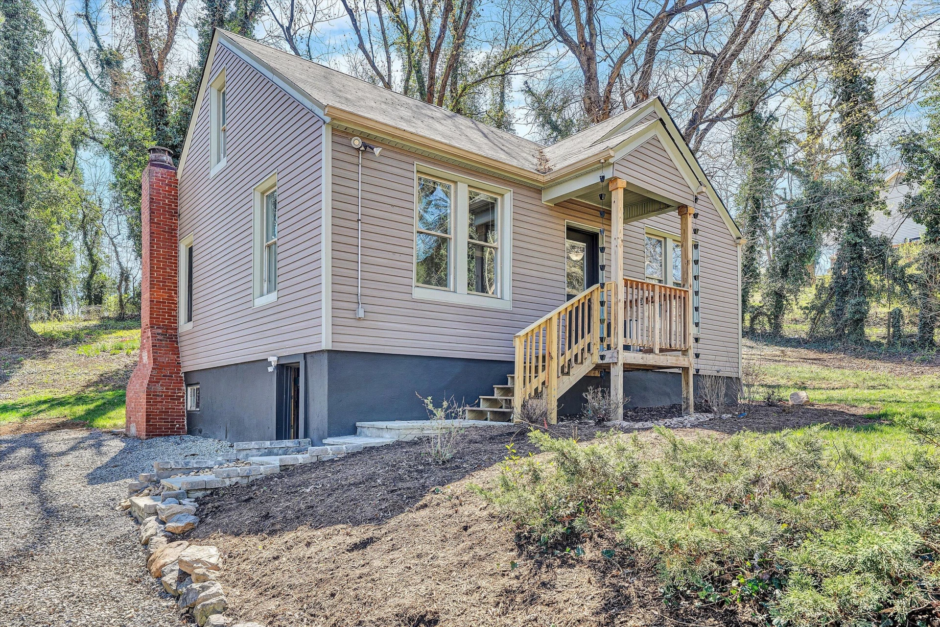 1815 Clinton AVE SE - Photo 2