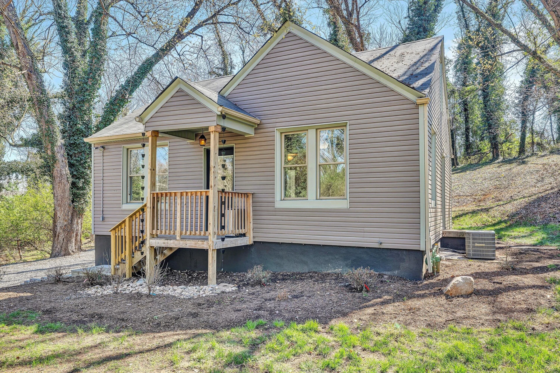 1815 Clinton AVE SE - Photo 3