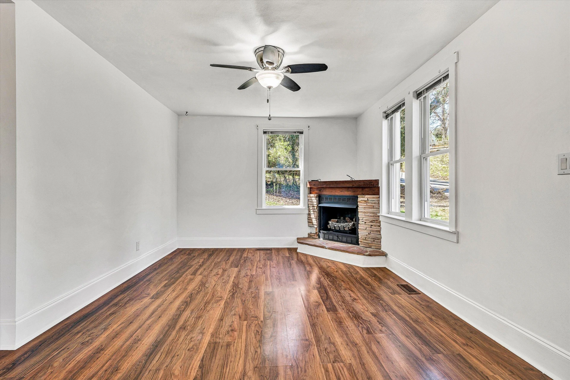 1815 Clinton AVE SE - Photo 4