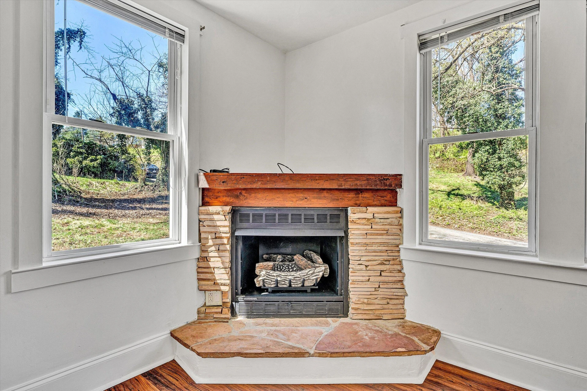 1815 Clinton AVE SE - Photo 5