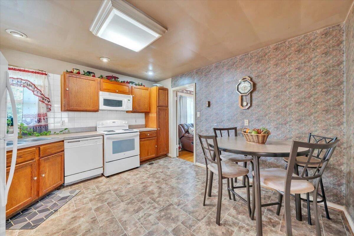 3222 Wentworth AVE NW - Photo 13