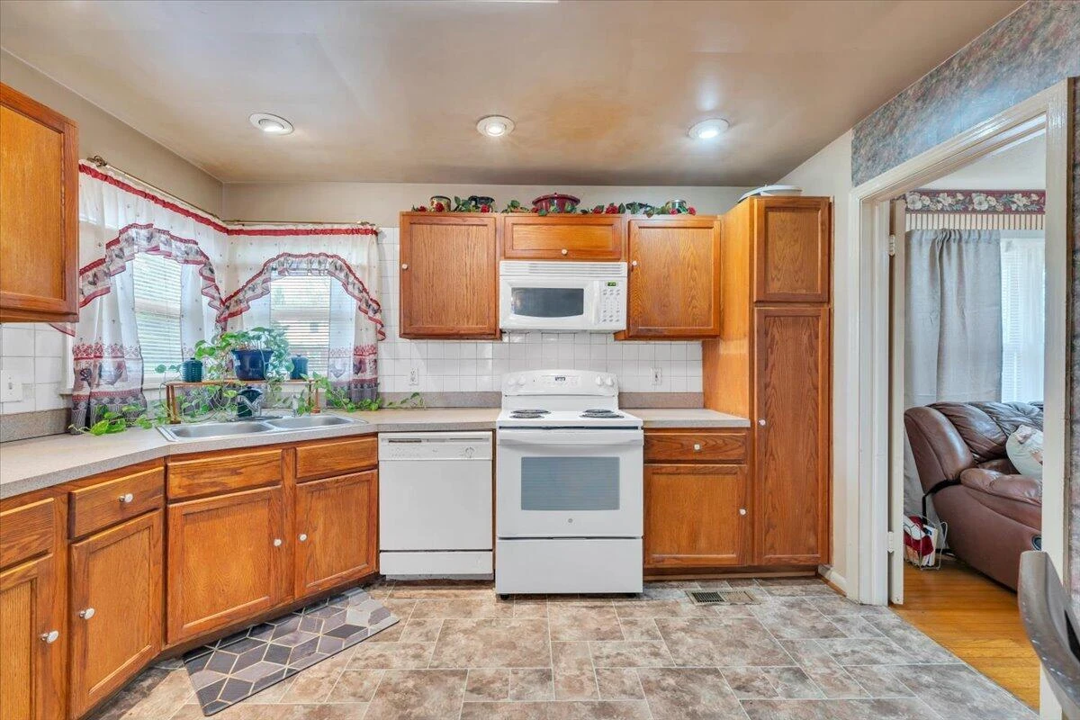 3222 Wentworth AVE NW - Photo 14