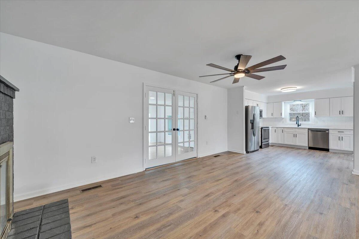 2049 Surrey LN - Photo 10