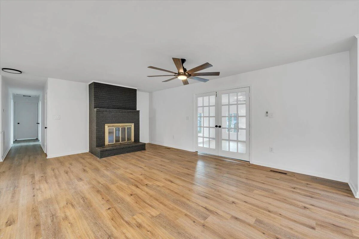 2049 Surrey LN - Photo 11