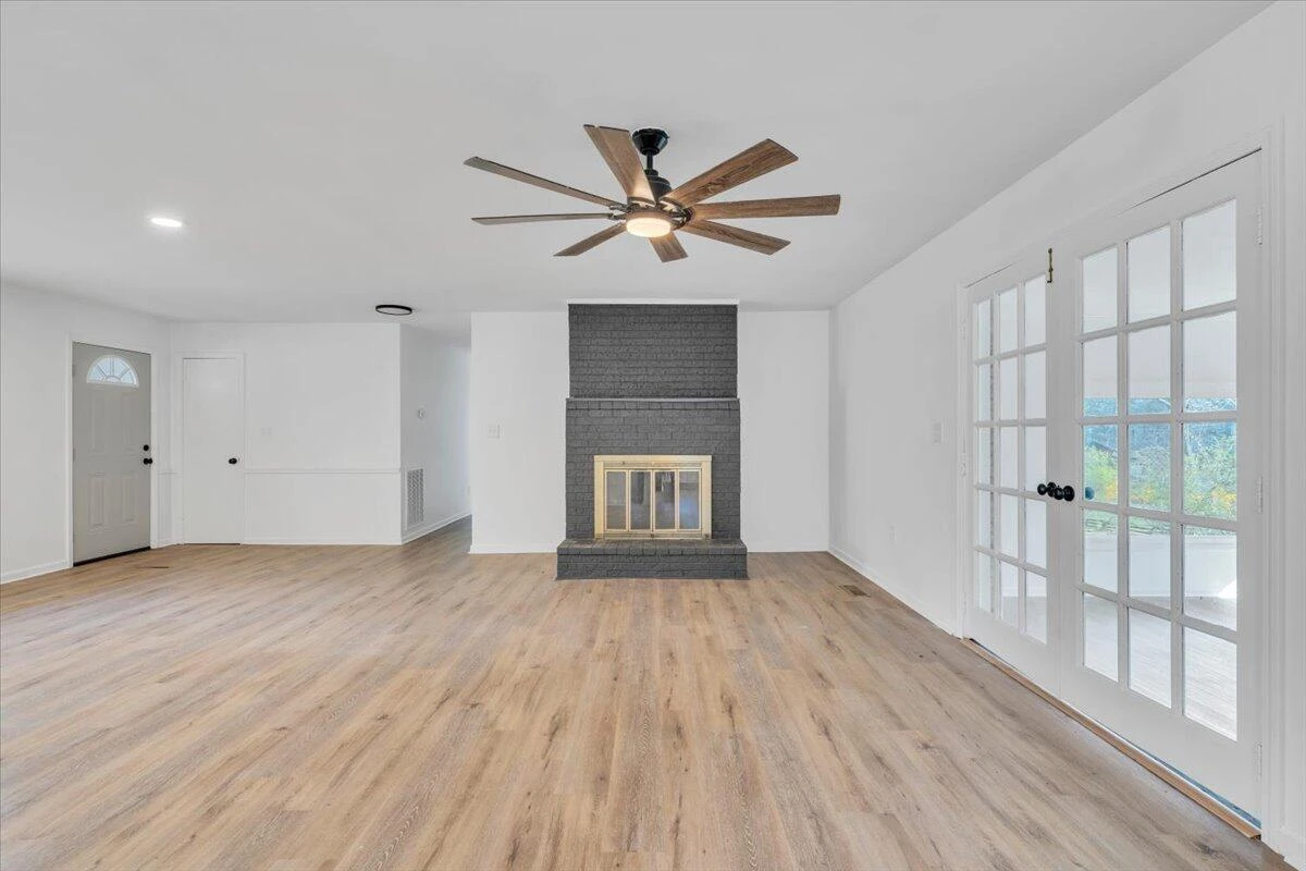 2049 Surrey LN - Photo 12