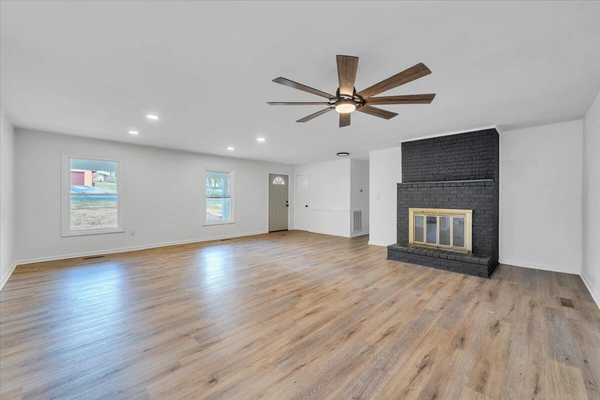 2049 Surrey LN - Photo 13