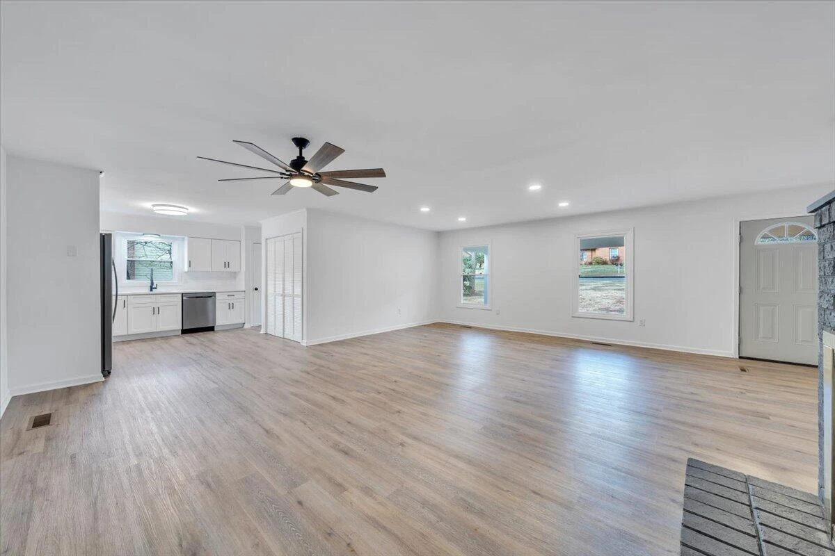 2049 Surrey LN - Photo 14