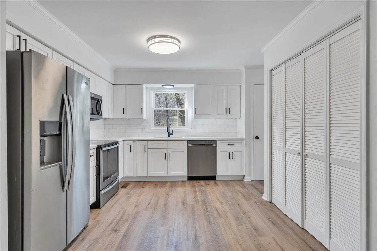 2049 Surrey LN - Photo 15