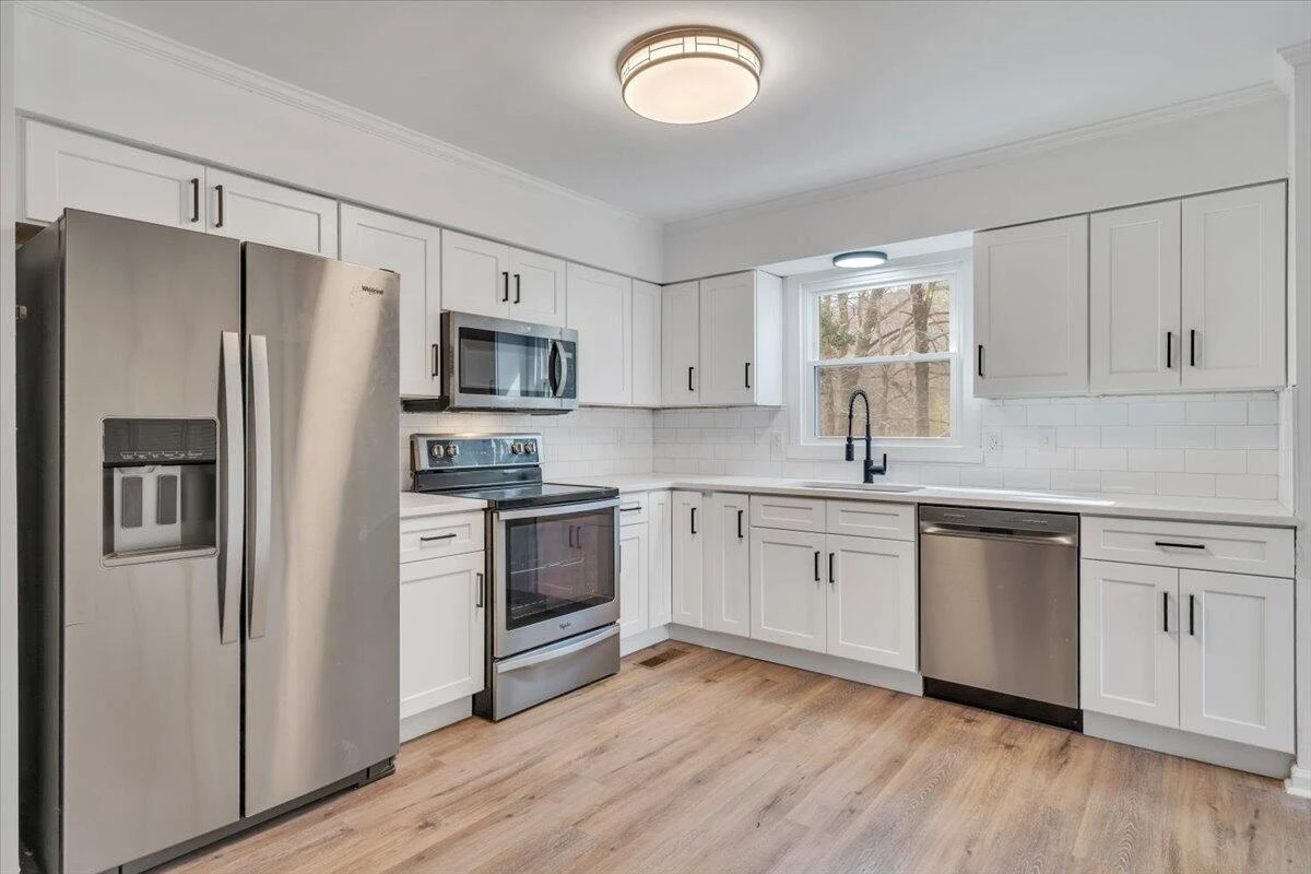 2049 Surrey LN - Photo 16
