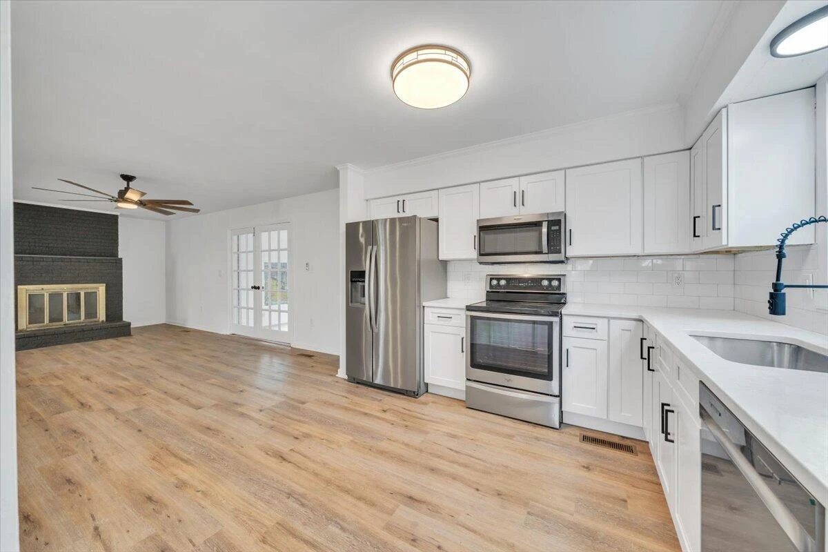2049 Surrey LN - Photo 17
