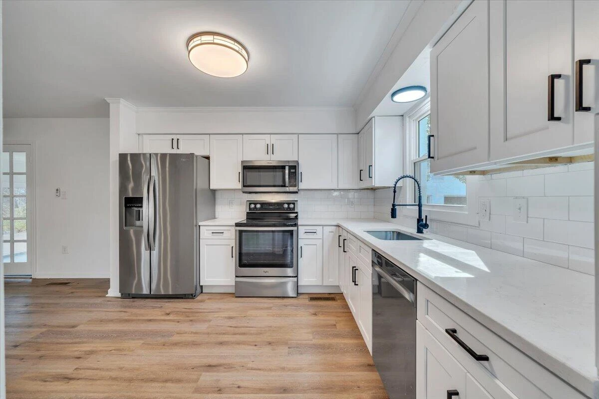 2049 Surrey LN - Photo 18
