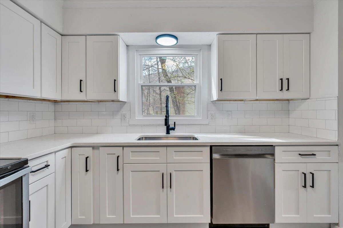 2049 Surrey LN - Photo 19