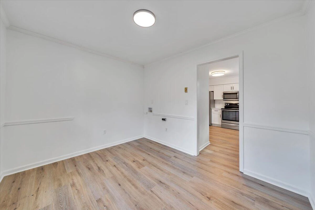 2049 Surrey LN - Photo 22