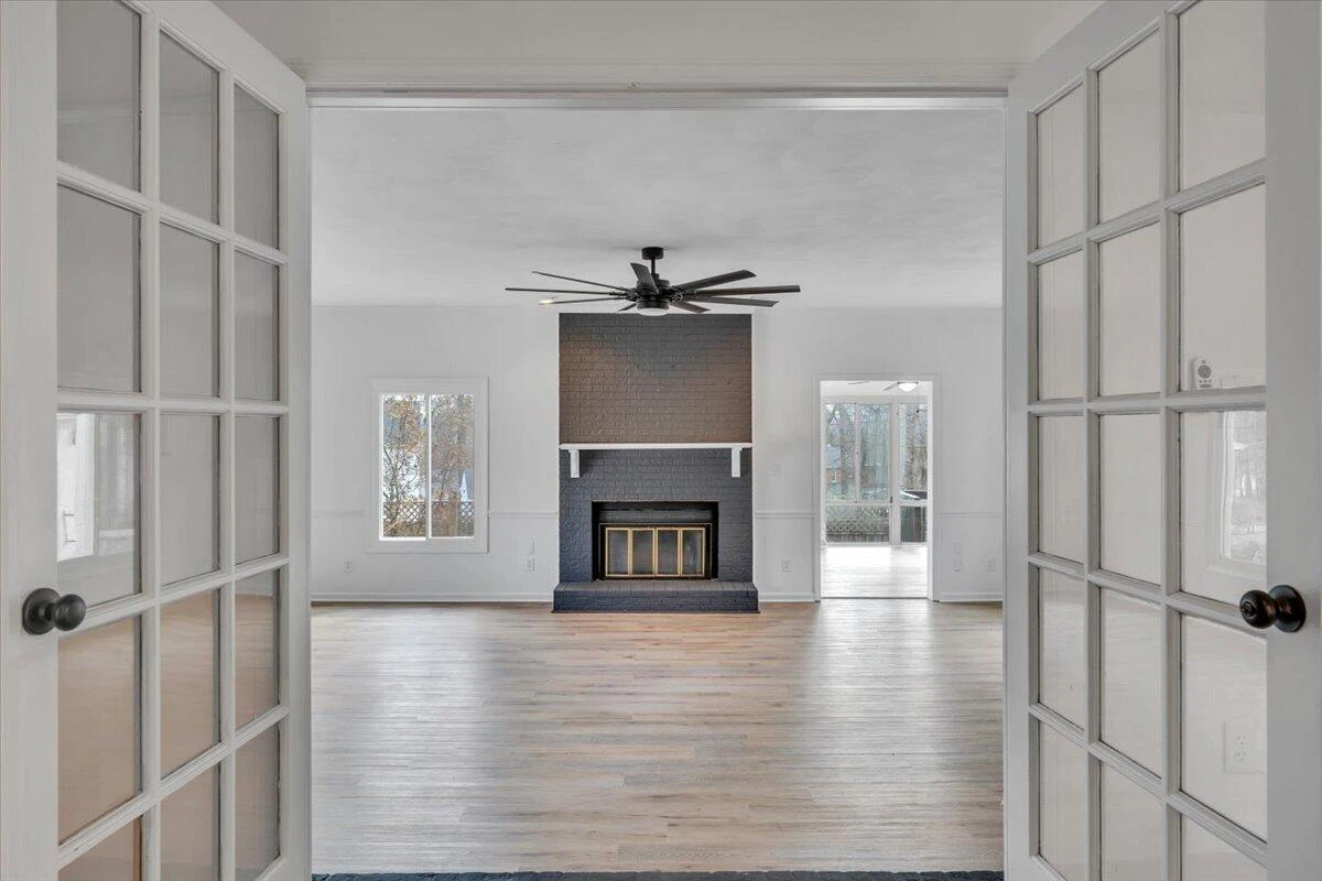 2049 Surrey LN - Photo 24