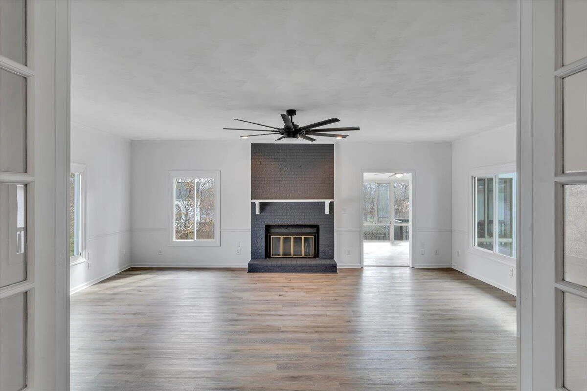 2049 Surrey LN - Photo 25