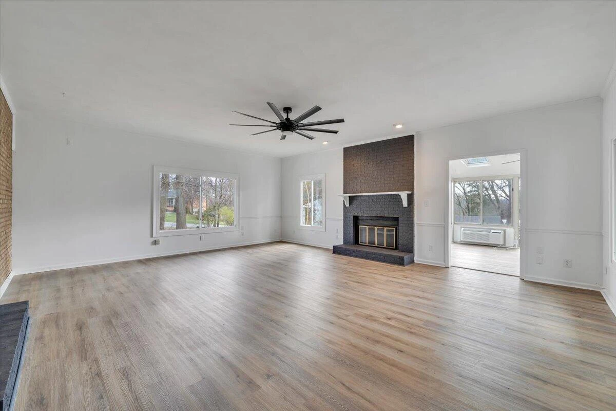 2049 Surrey LN - Photo 27