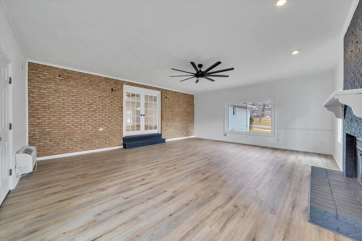2049 Surrey LN - Photo 28