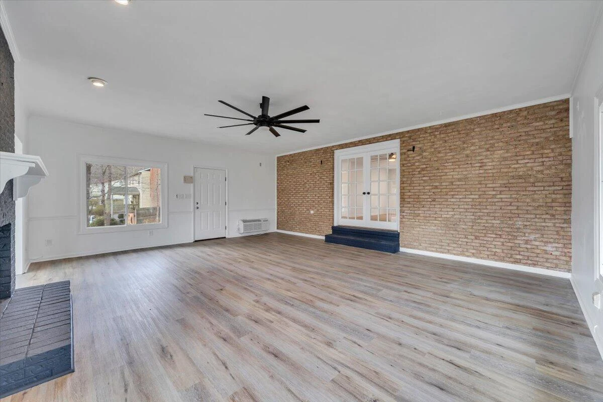 2049 Surrey LN - Photo 29