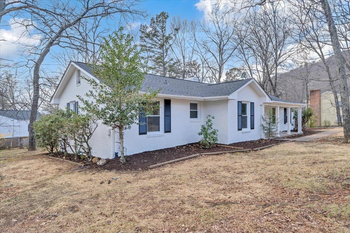 2049 Surrey LN - Photo 3