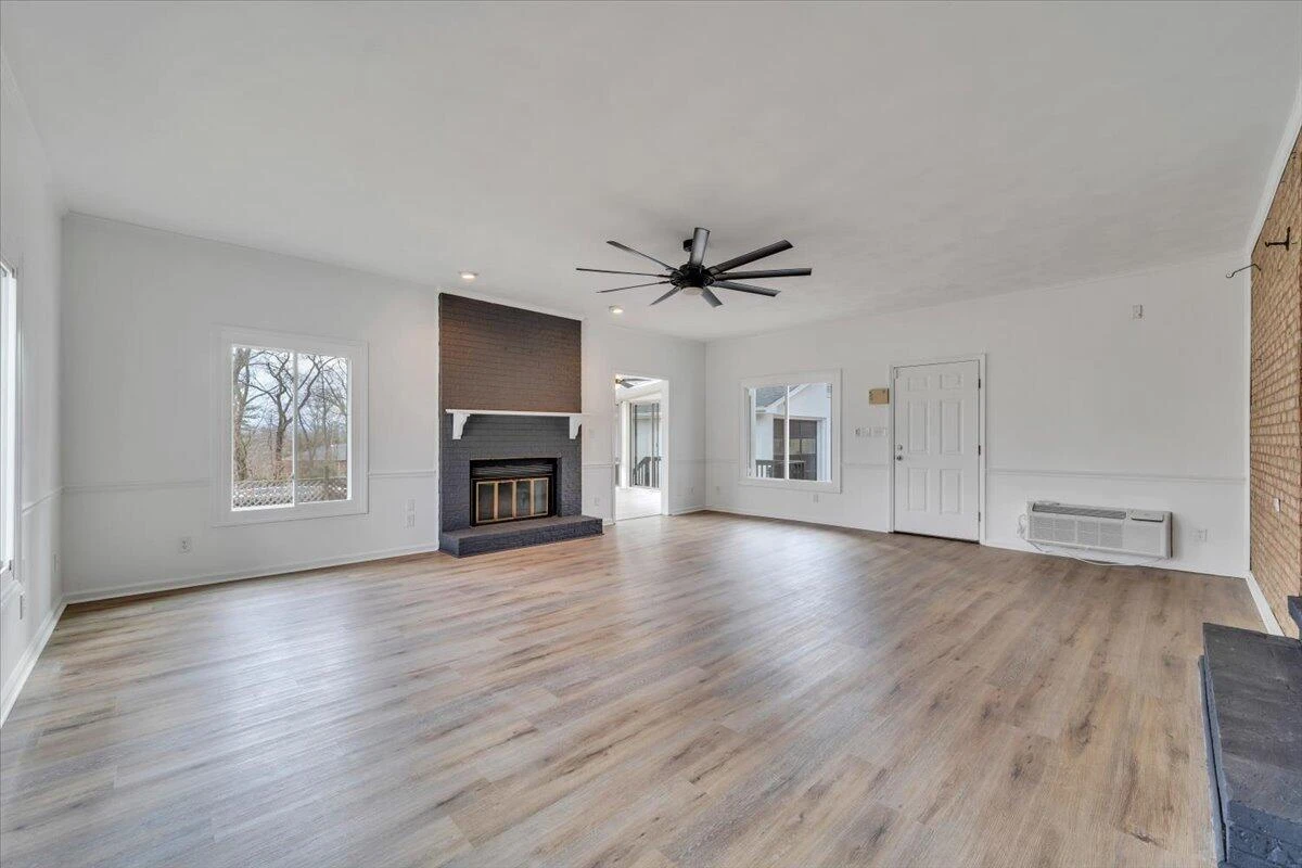2049 Surrey LN - Photo 30