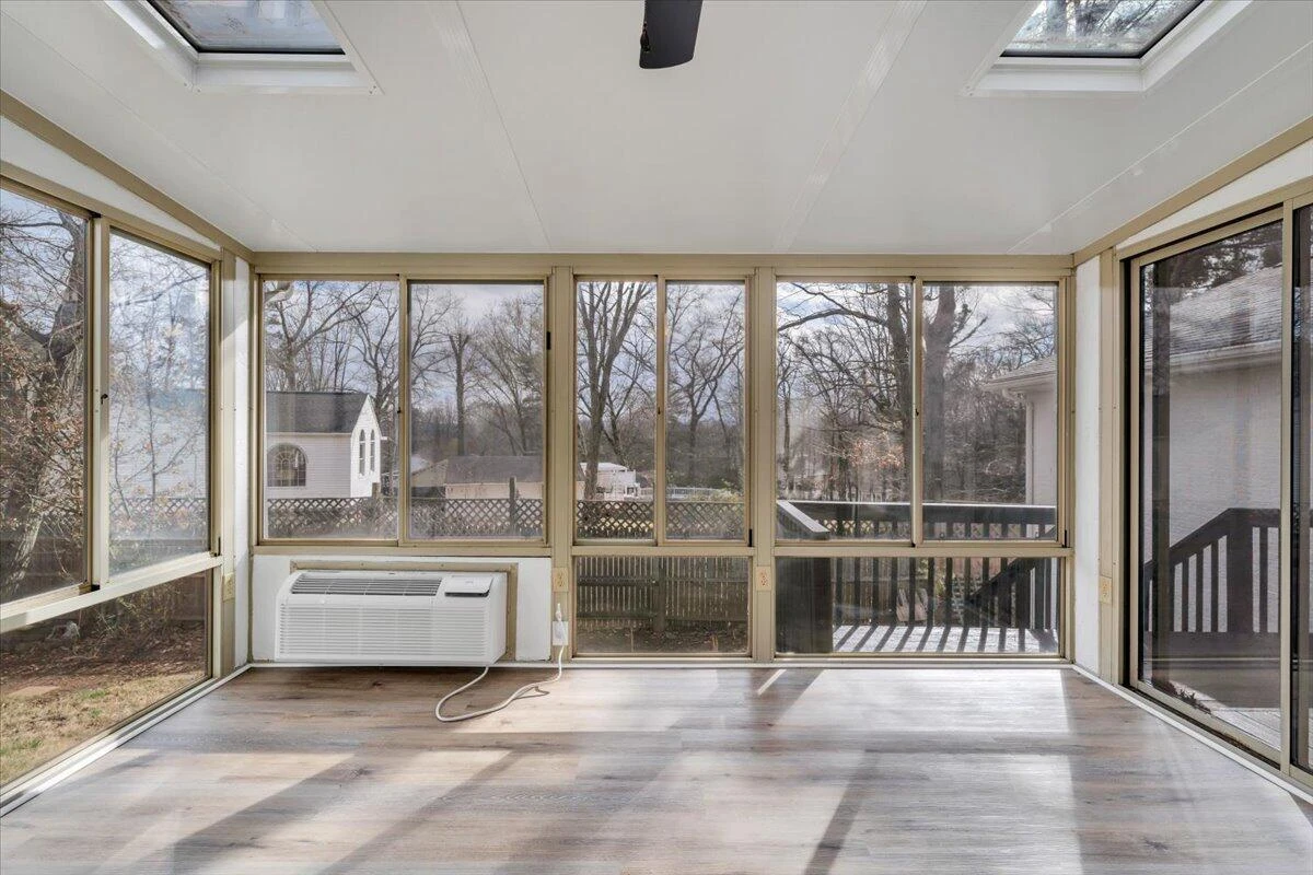 2049 Surrey LN - Photo 31