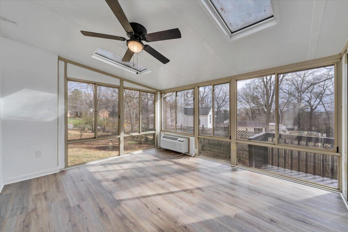 2049 Surrey LN - Photo 32