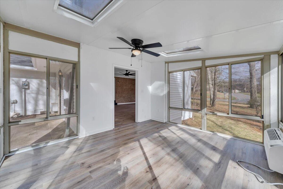 2049 Surrey LN - Photo 33