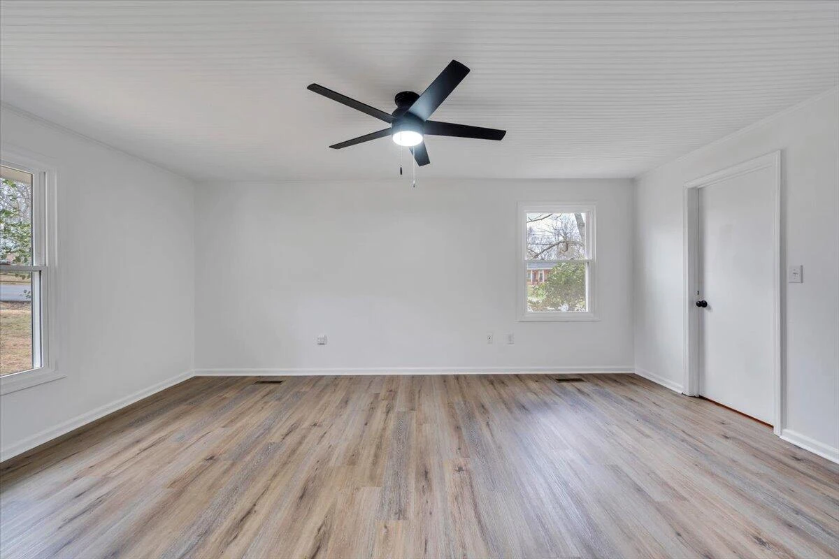 2049 Surrey LN - Photo 34