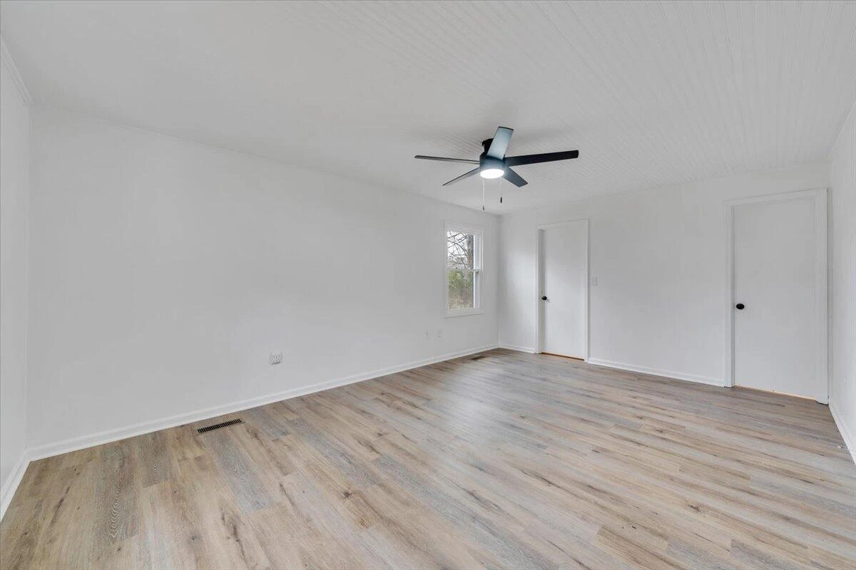 2049 Surrey LN - Photo 35