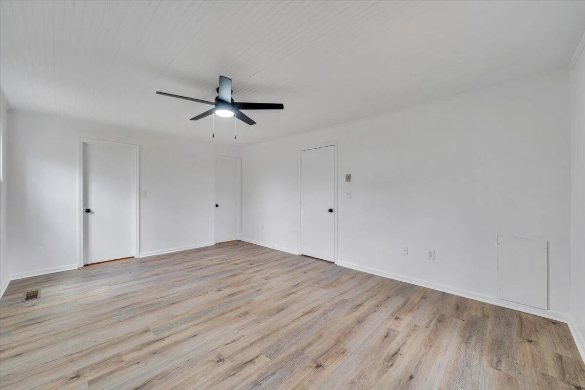 2049 Surrey LN - Photo 36