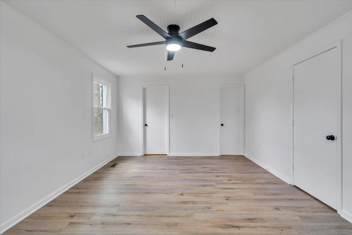 2049 Surrey LN - Photo 37