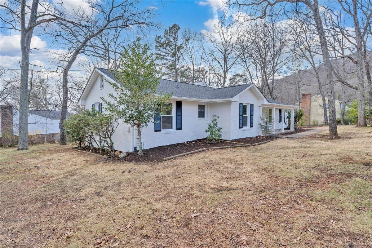 2049 Surrey LN - Photo 4